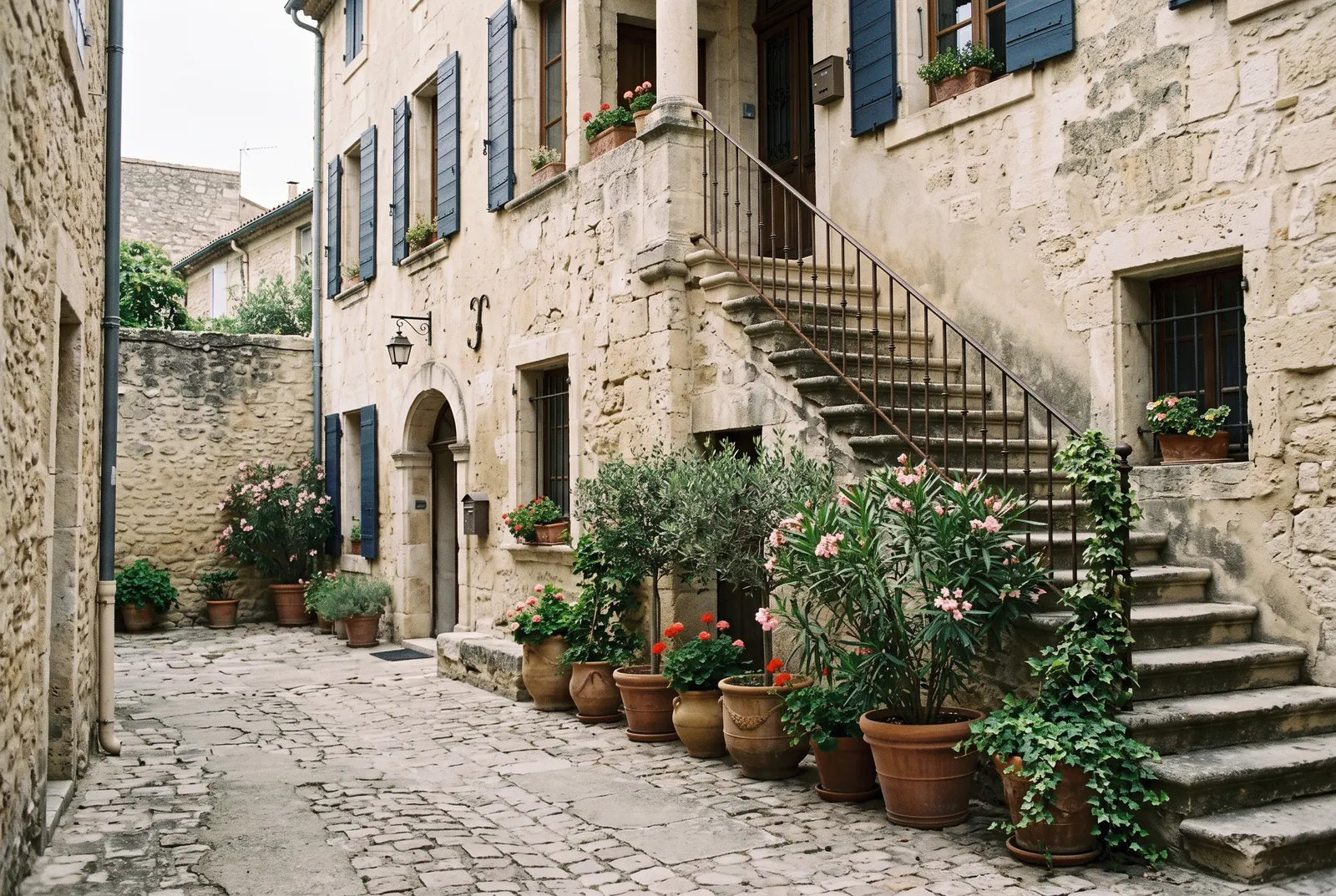 Cour intérieure d'un immeuble à Nîmes
